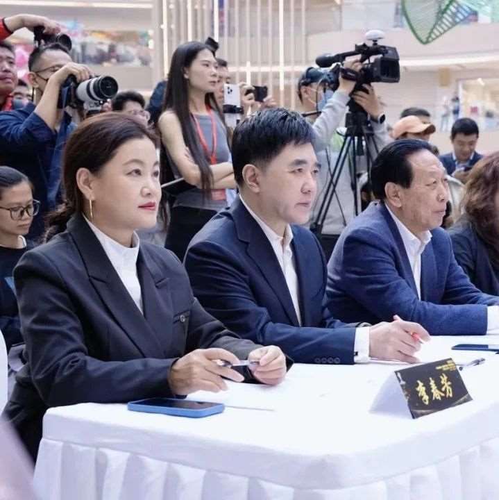 花都学校总校长李春芳受邀担任2024中国超级模特大赛河北赛区总决赛评委，与著名主持人白岚一同为获奖模特颁奖